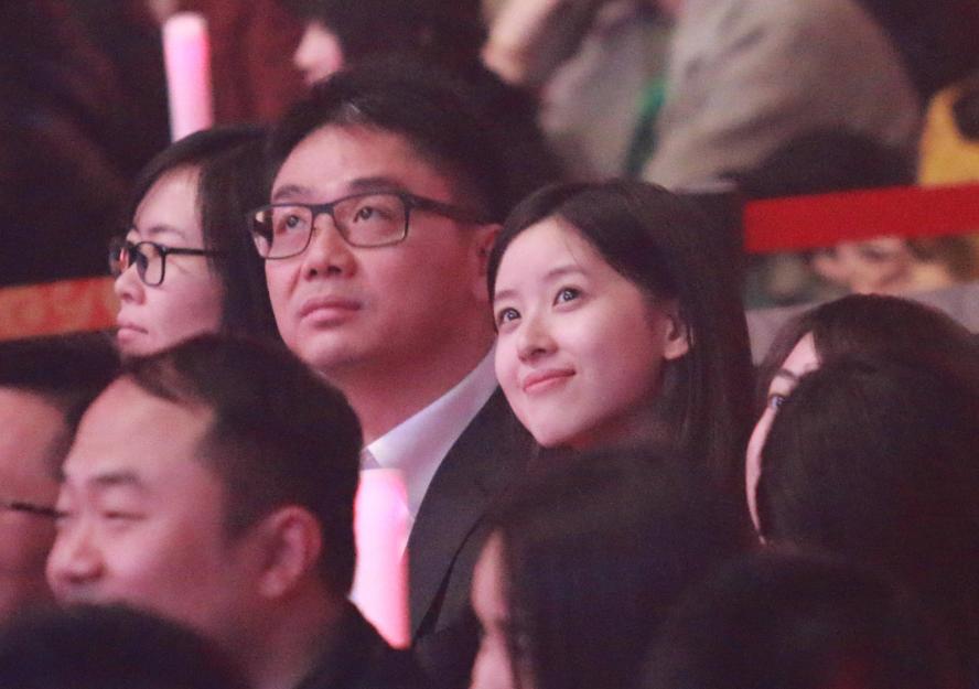 章泽天与刘强东出席照,刘强东章泽天甜蜜现身伦敦街头