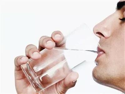 一天喝8杯水真的有用吗,1天喝8杯水能瘦吗