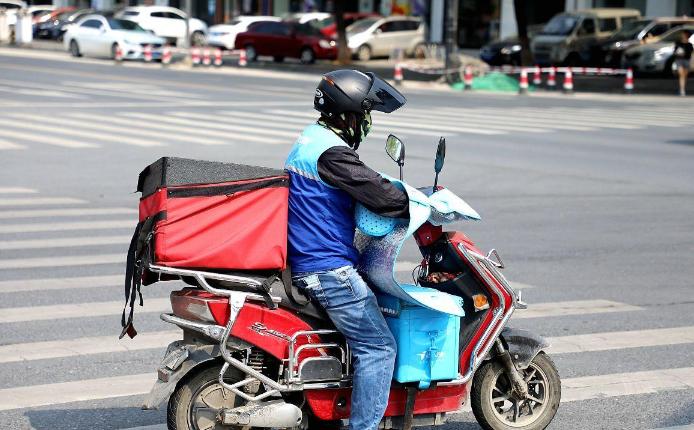 骑手骑摩托车被查扣，当场给执法人员“普法”，这操作交警都懵了！律师：车主有权行使监督权这是他的权利！