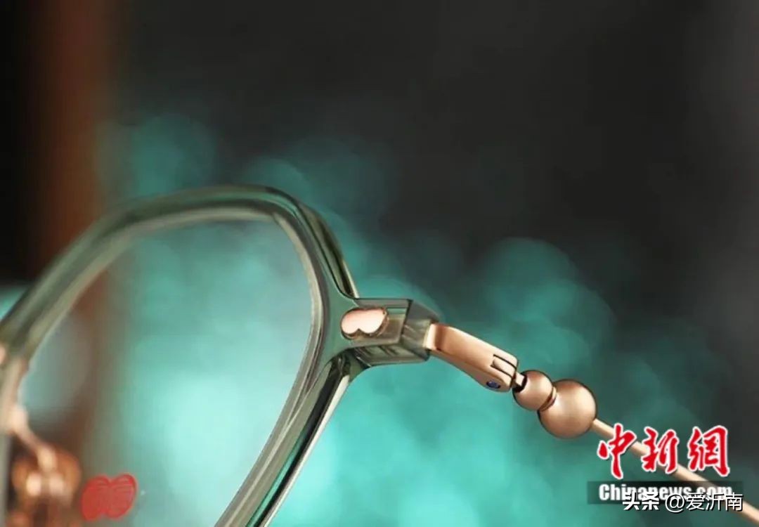 两只眼镜镜片种类不一样可以吗,两副眼镜为啥有一副镜片更透