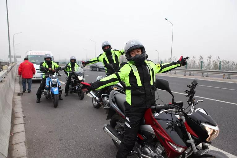 国内摩托车飙车惨烈事故,近日发生的摩托车车祸