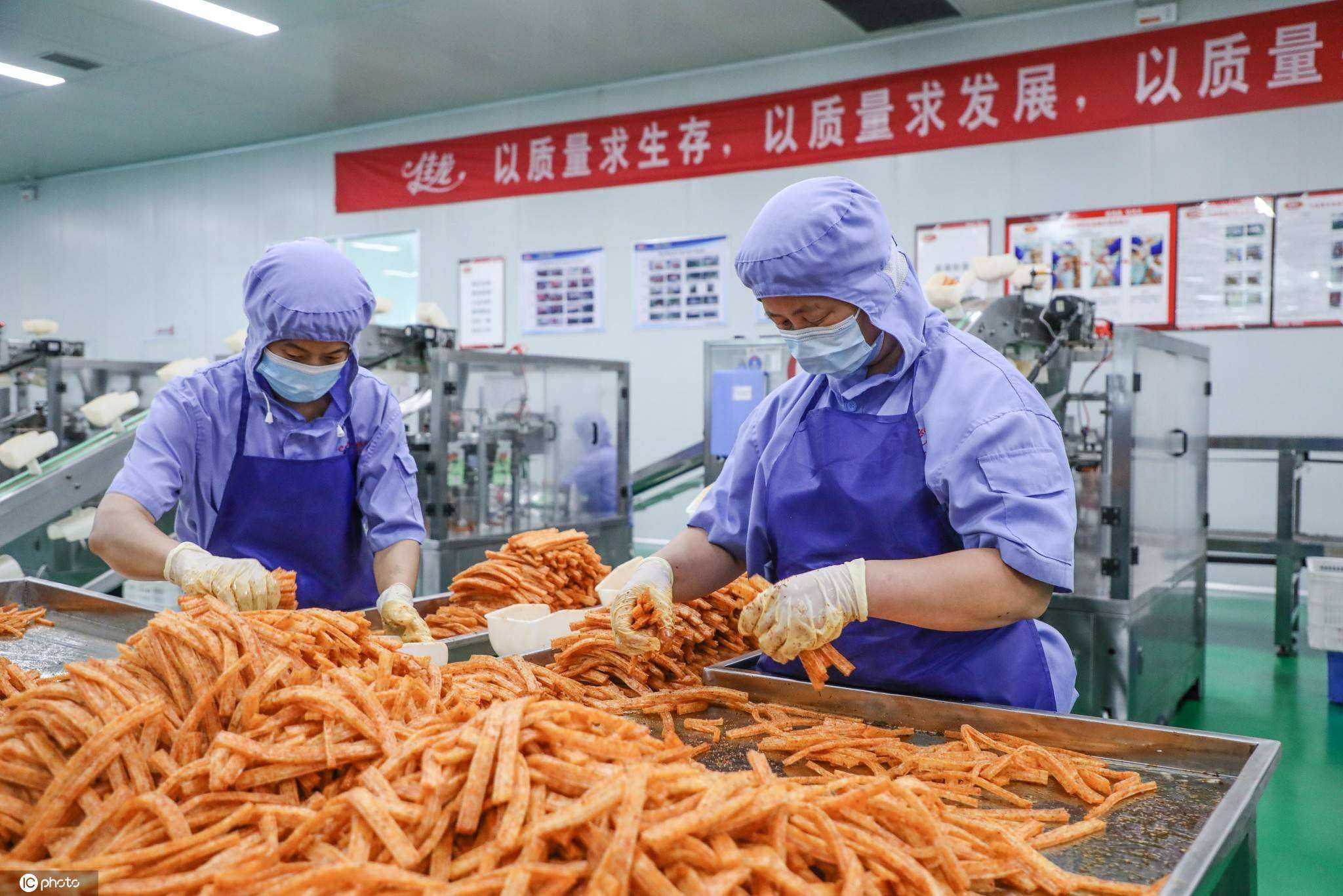 卫龙辣条包装被指涉低俗营销评论,卫龙辣条包装引质疑官方