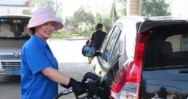 为什么私人加油站油便宜又耐烧呢,加油站加油免费洗车有猫腻吗