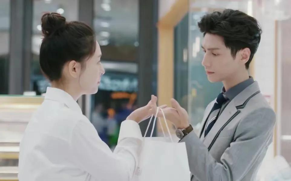 瘦成纸片的明星图片,瘦成纸片人的男明星