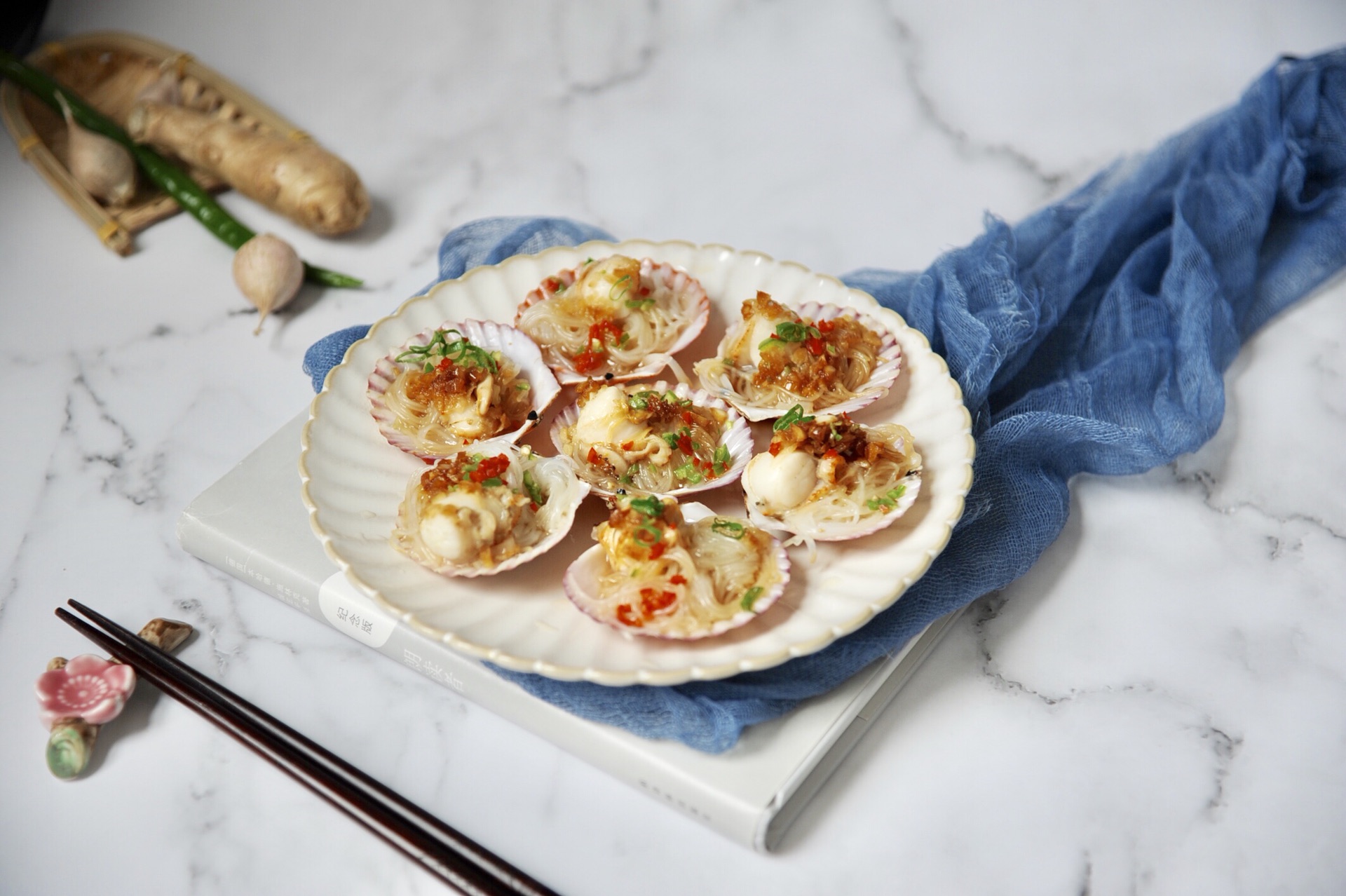 蒜蓉粉丝蒸扇贝好吃得不得了,蒜蓉粉丝蒸扇贝香辣爽口过瘾