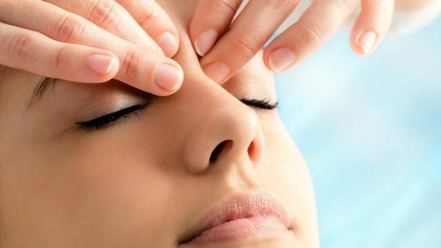 左眼皮上眼皮跳是什么预兆呢,左眼皮上眼皮跳是好运还是厄运