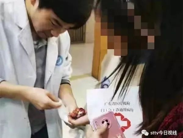 女子断指求助民警开道送医生,女子断指急需就医警笛开道