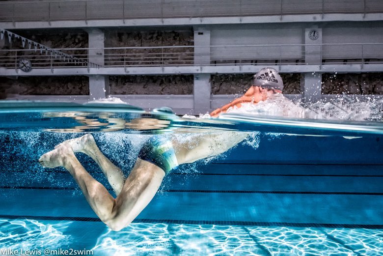 蛙泳潜水速度更快吗,蛙泳憋气不抬头更快