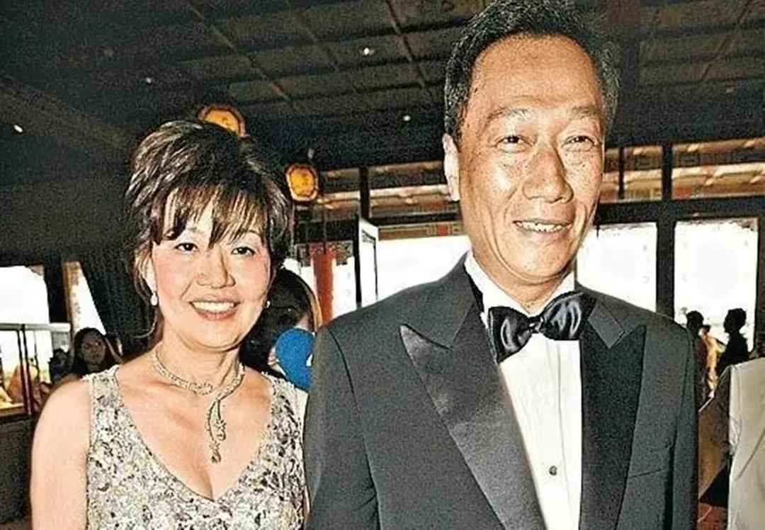 郭台铭:原配离世直呼上帝不公,却转身娶了比儿子大两岁的小娇妻