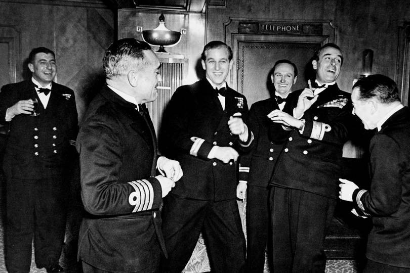 1939年，13岁未来女王遇见19岁落魄王子，两人一见钟情，然后呢