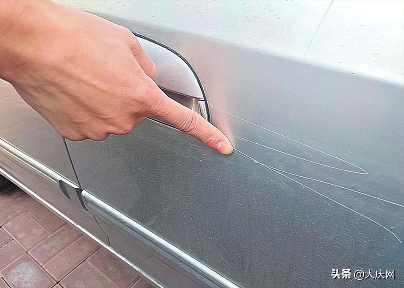 车停楼下被人划了怎么办,车停店铺门口被故意划伤怎么处理