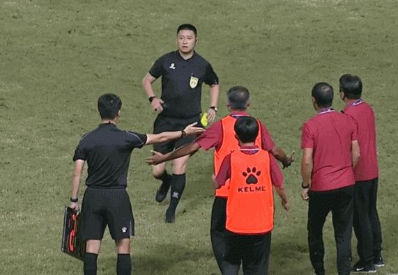 主裁判被扇耳光,主裁判被扇的足球比赛
