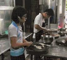 “大妹子赶紧把手放下来吧,不觉得让人看了尴尬嘛!”哈哈哈哈哈