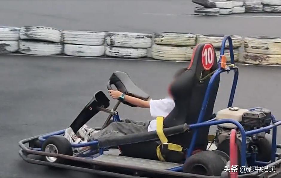 十岁的男孩开卡丁车追尾,10岁男孩玩卡丁车拦腰截瘫