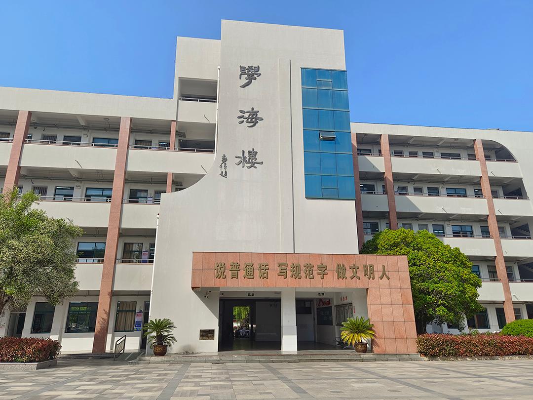 校友再回学校,丹阳六中校友