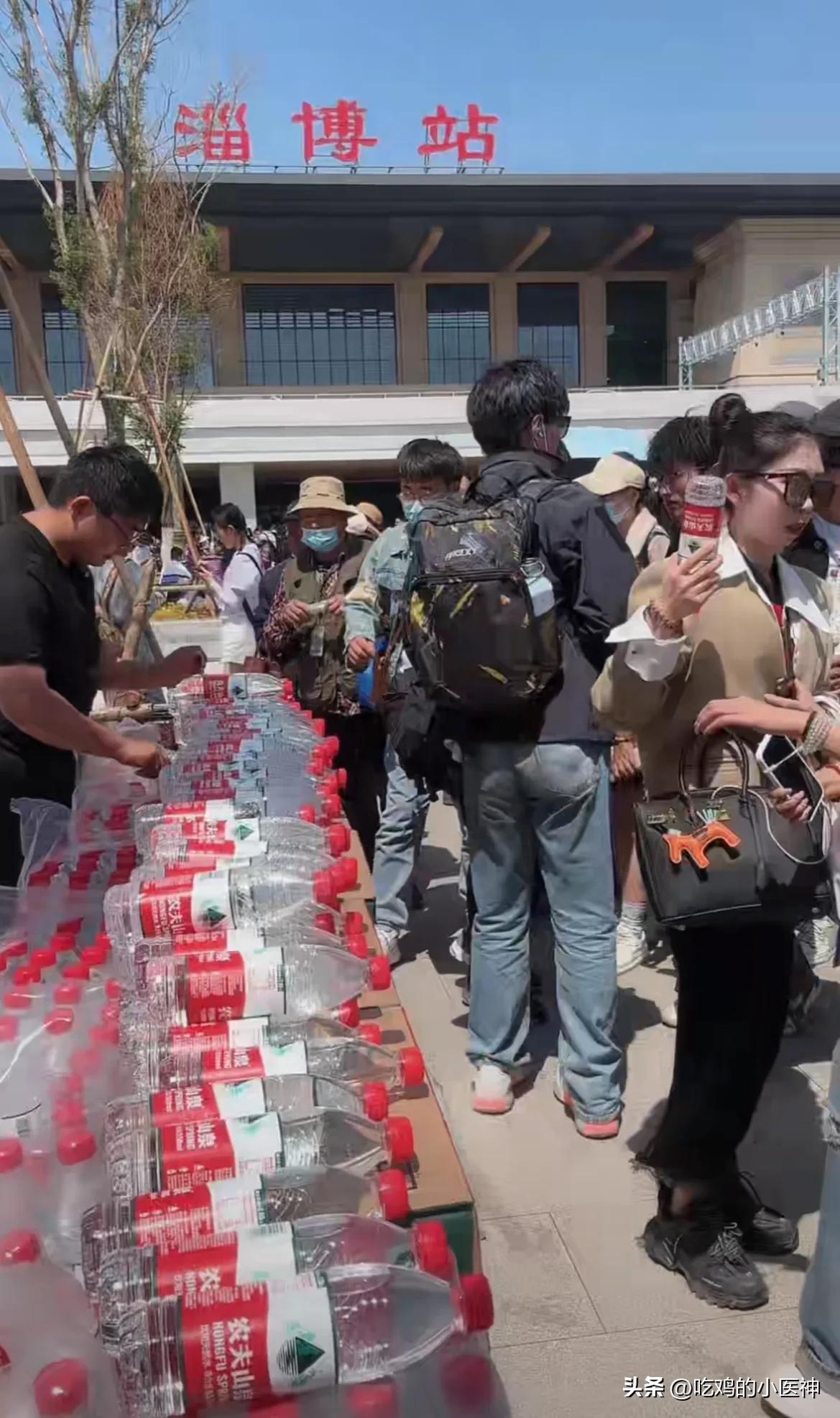 山东小伙免费送水,淄博火车站免费领水是怎么回事