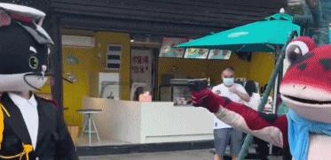 16岁卖青蛙,创业摆摊卖青蛙