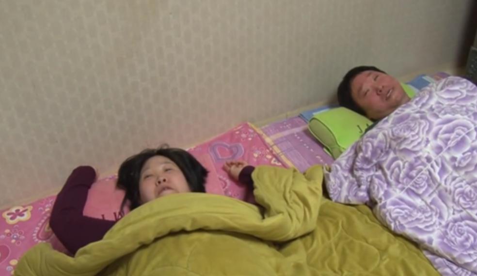 韩国男子每天用鞋油抹脸纪录片,韩国男生每天擦脸