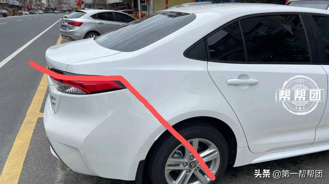 白色新车有色差,纸巾一擦还掉漆?商家却称:正常,太阳晒的
