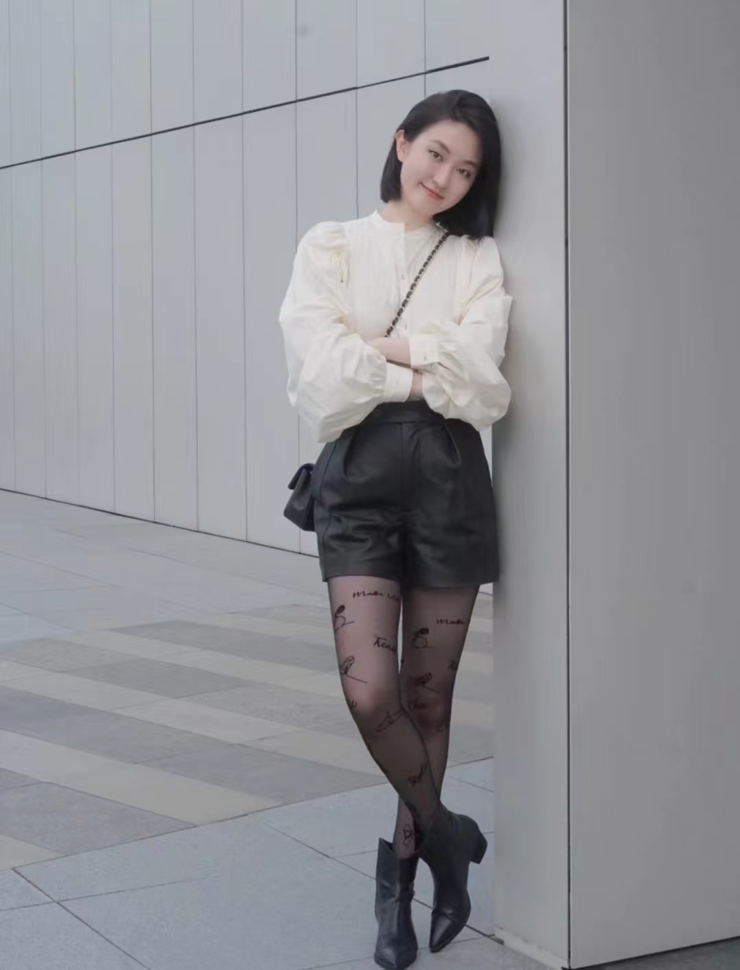 穿黑色裤子配什么色上衣,黑色宽腿裤子配什么上衣