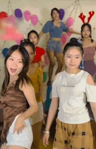 和丁真一起爆红的阿哭，清纯长相迷倒无数男人，现在“清纯不再”