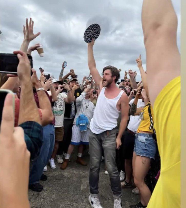 为拯救世界，美国帅哥决定狂吃40只鸡！全城500人现场围观加油