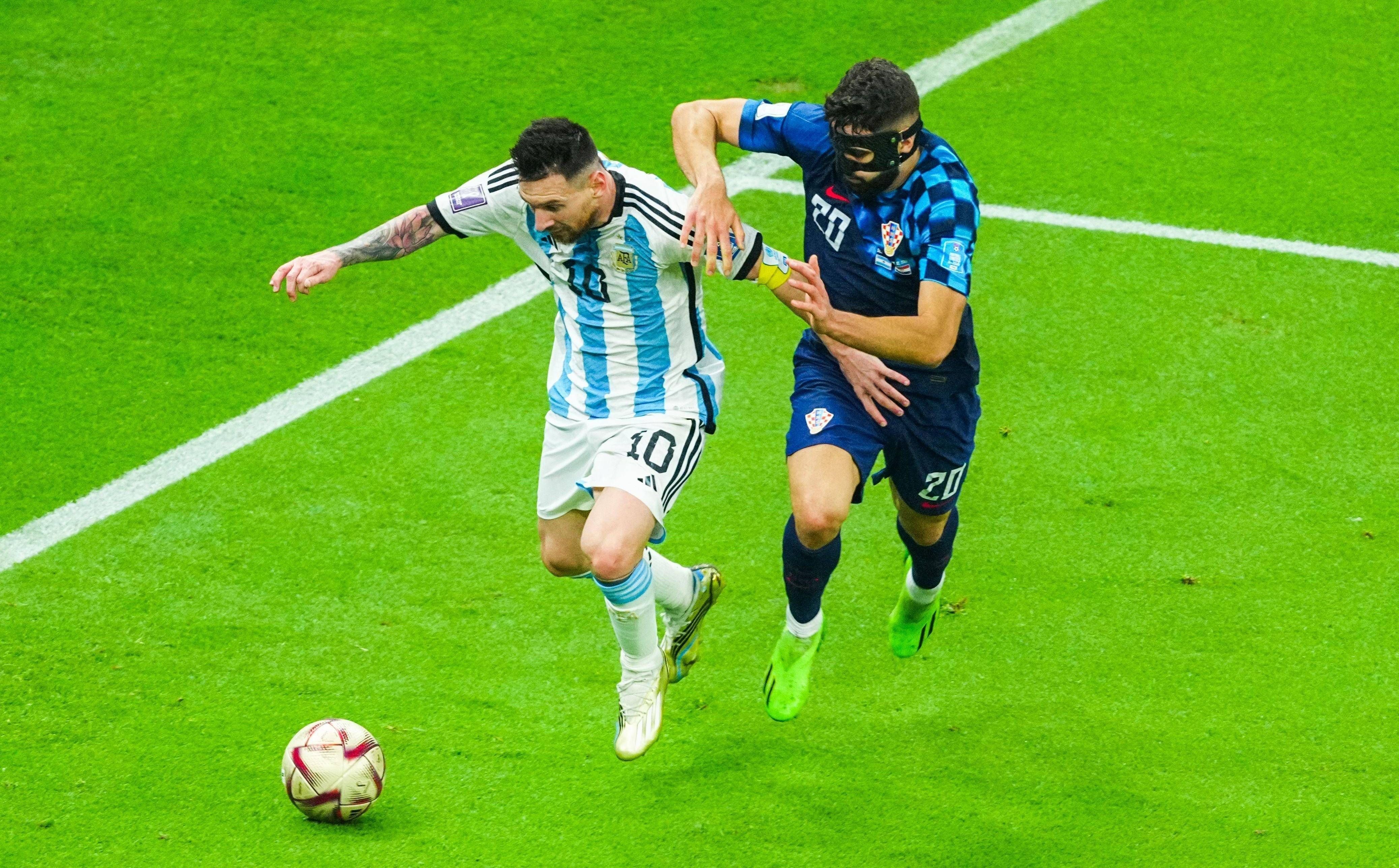 梅西世界杯助攻追平马拉多纳,梅西一场1v5致敬马拉多纳