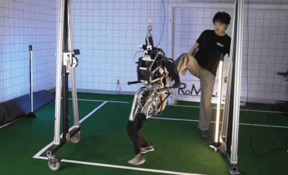 走路最快的类人机器人！能模拟人类肌肉发力，还能小跑前进!