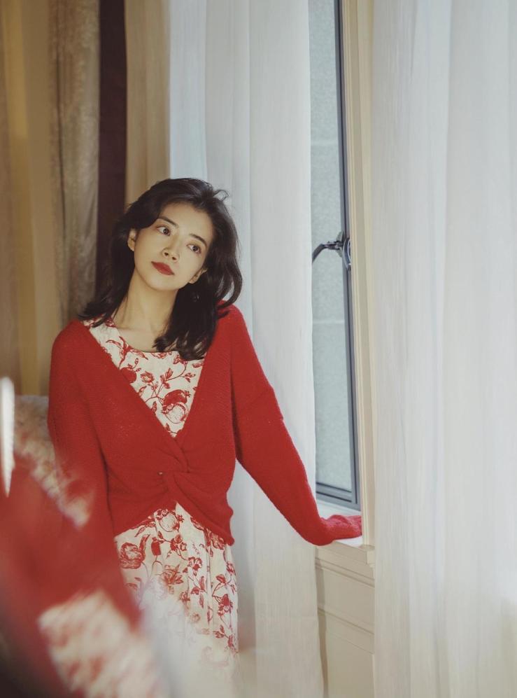 怎么穿红色才不显得尴尬,什么样的红色适合年轻人穿