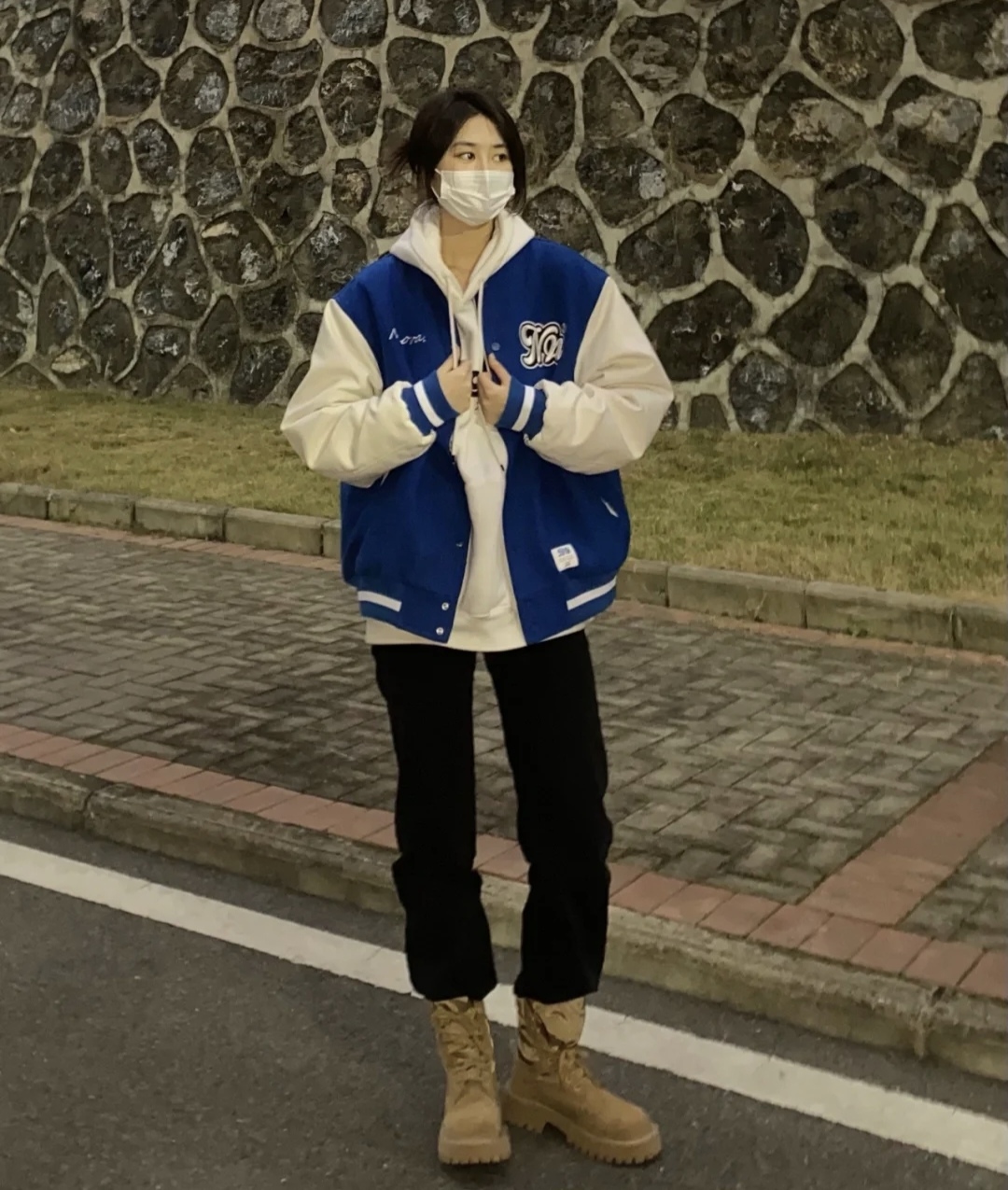 马丁靴的正确搭配图秋冬,穿长腿马丁靴配什么裤子好看