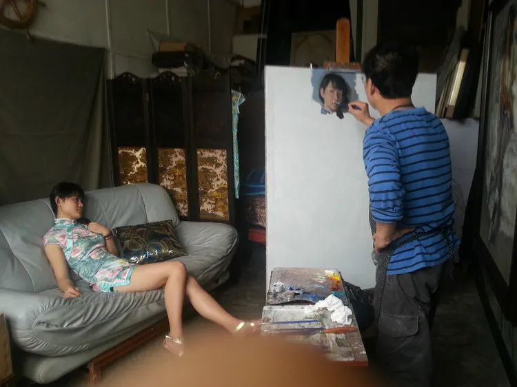 年轻漂亮女老师简笔画逼真,女教授工笔画欣赏