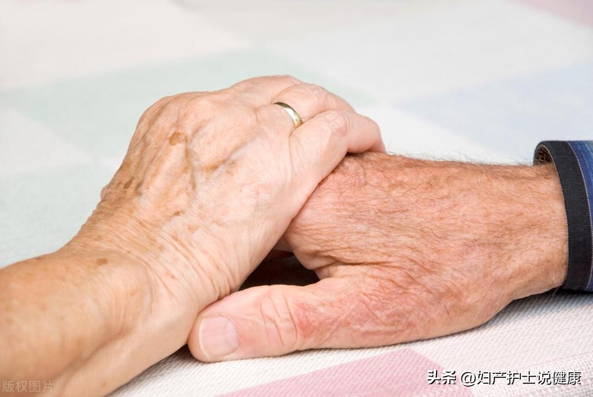 80多岁老太右下腹痛是什么毛病,60岁女人腹部疼痛胀气