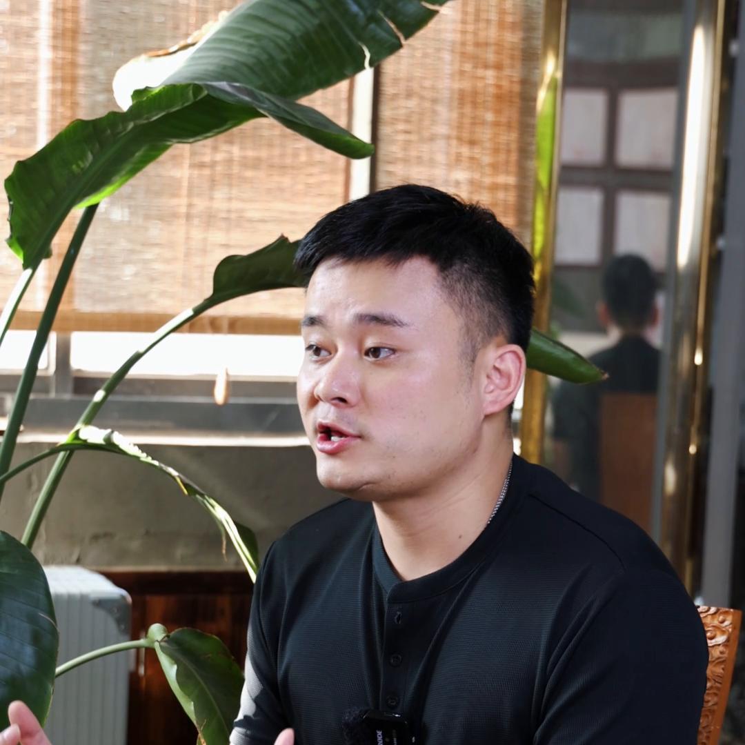 我看过一千款衣服研究过一百个品牌开发过无数款服装...