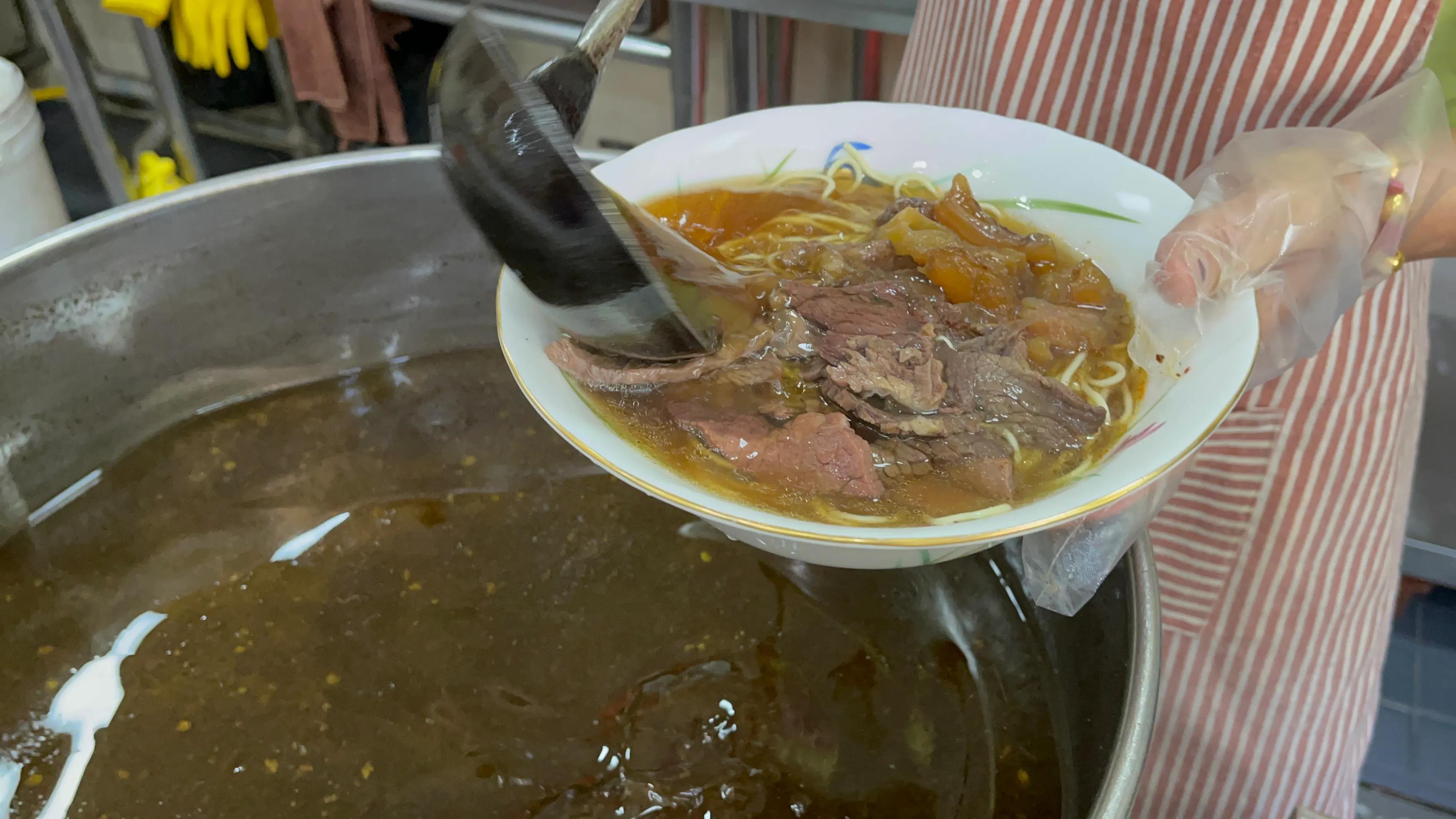 武汉最好吃的牛肉粉在哪里,武汉牛肉粉汤底