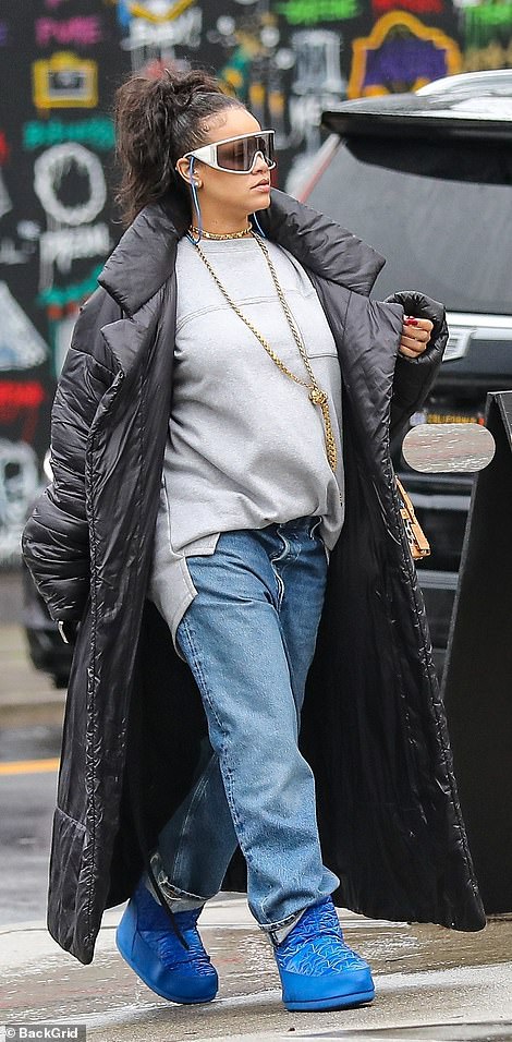 蕾哈娜挺孕肚现身奥斯卡红毯 (蕾哈娜孕肚新照)