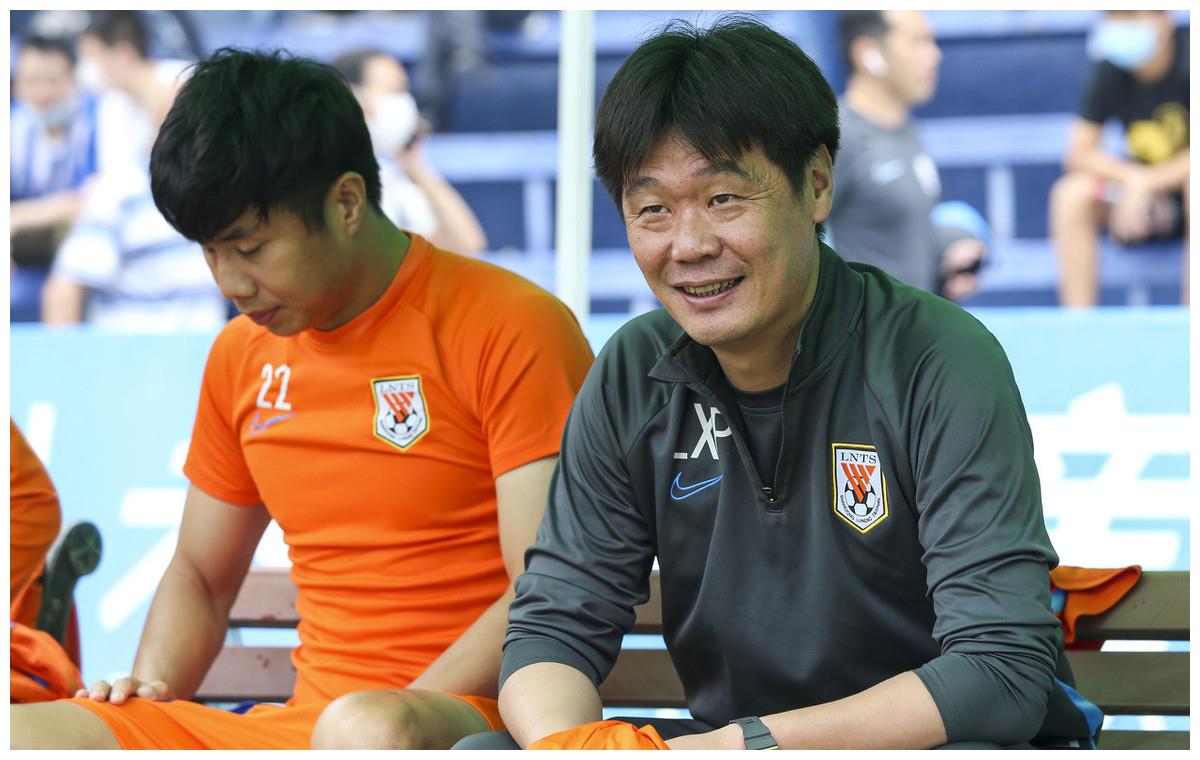 青岛足球教练李霄鹏,李霄鹏鲁能换帅视频