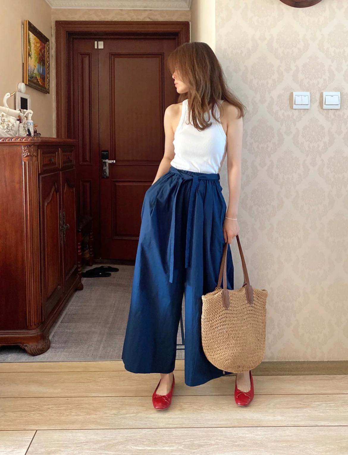 腰带扔一边吧，今年突然流行“抽绳裤”，松紧收放自如，时髦减龄