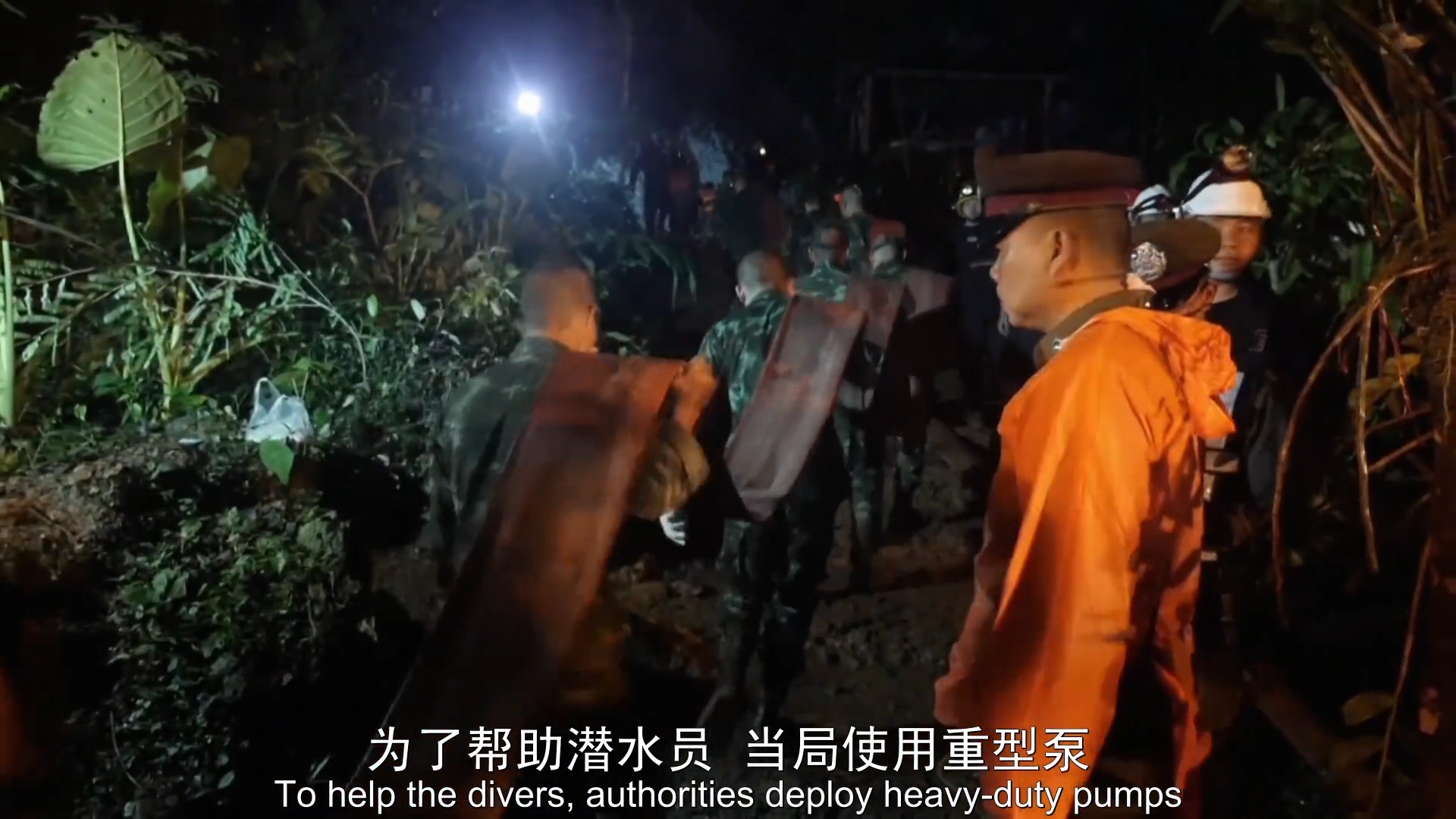 泰国18人球员困在洞穴事件全过程,泰国洞穴救援教练去世