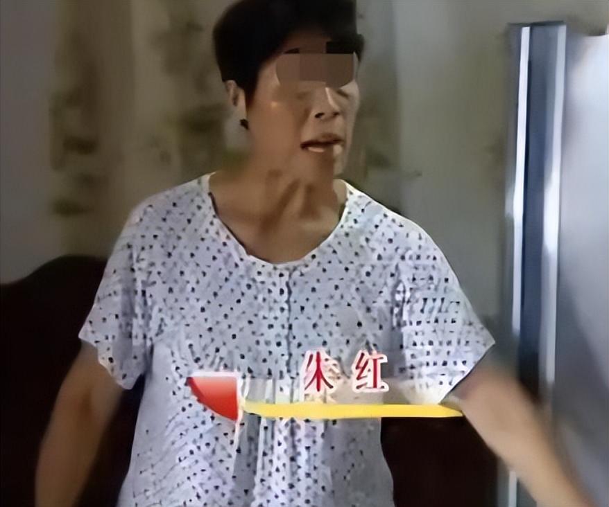 80岁老父恋上俏保姆，子女将两人赶出家门，老人：不同意我就自杀