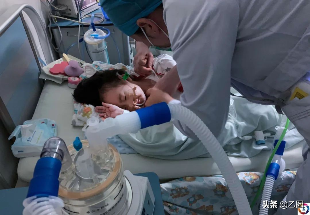 二宝4个月突然不会动弹,二宝四个月突然不会动弹