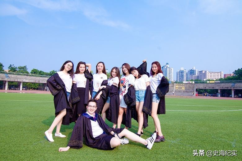 高校女生跳舞被批判,中国校园啦啦队美女练习跳舞