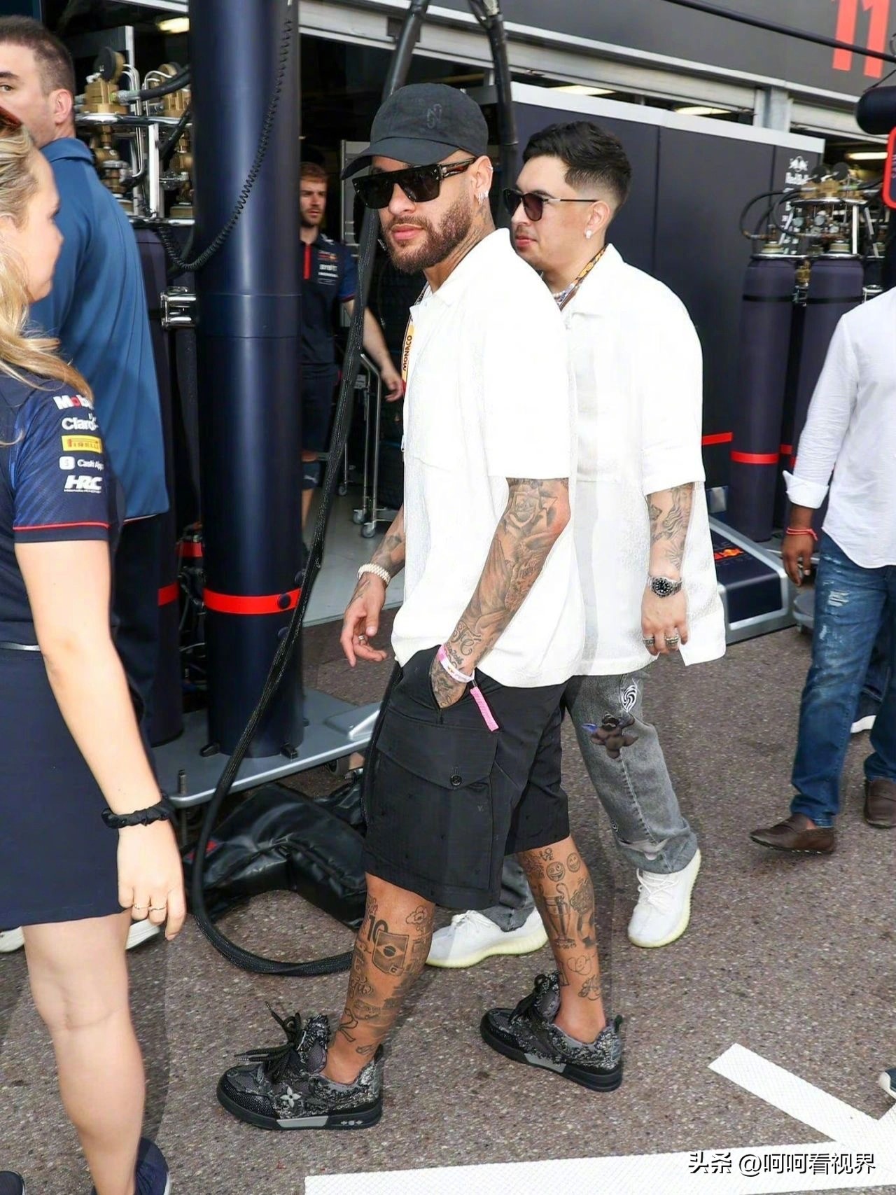 f1巴塞罗那站内马尔,内马尔携女友参加巴黎时装