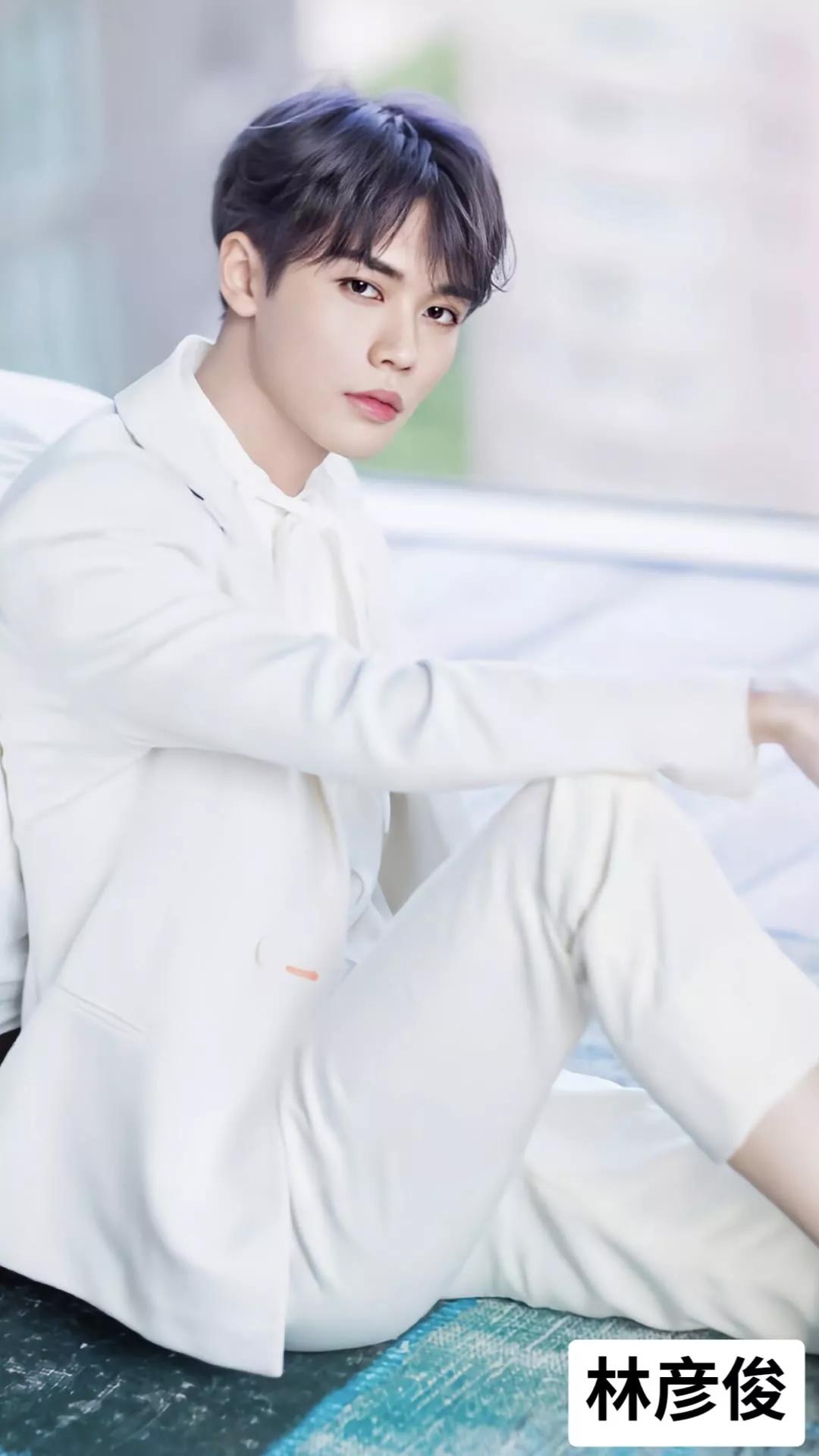 男明星穿白衬衫西装,男明星穿西装谁最好看