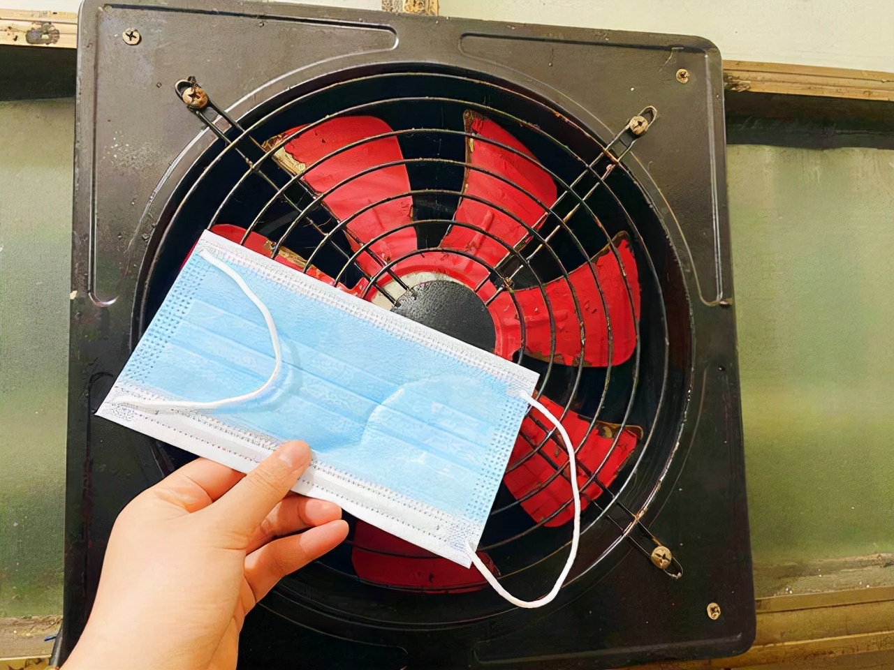 家里油烟机不管多脏一个口罩搞定,用口罩怎样清洗油烟机