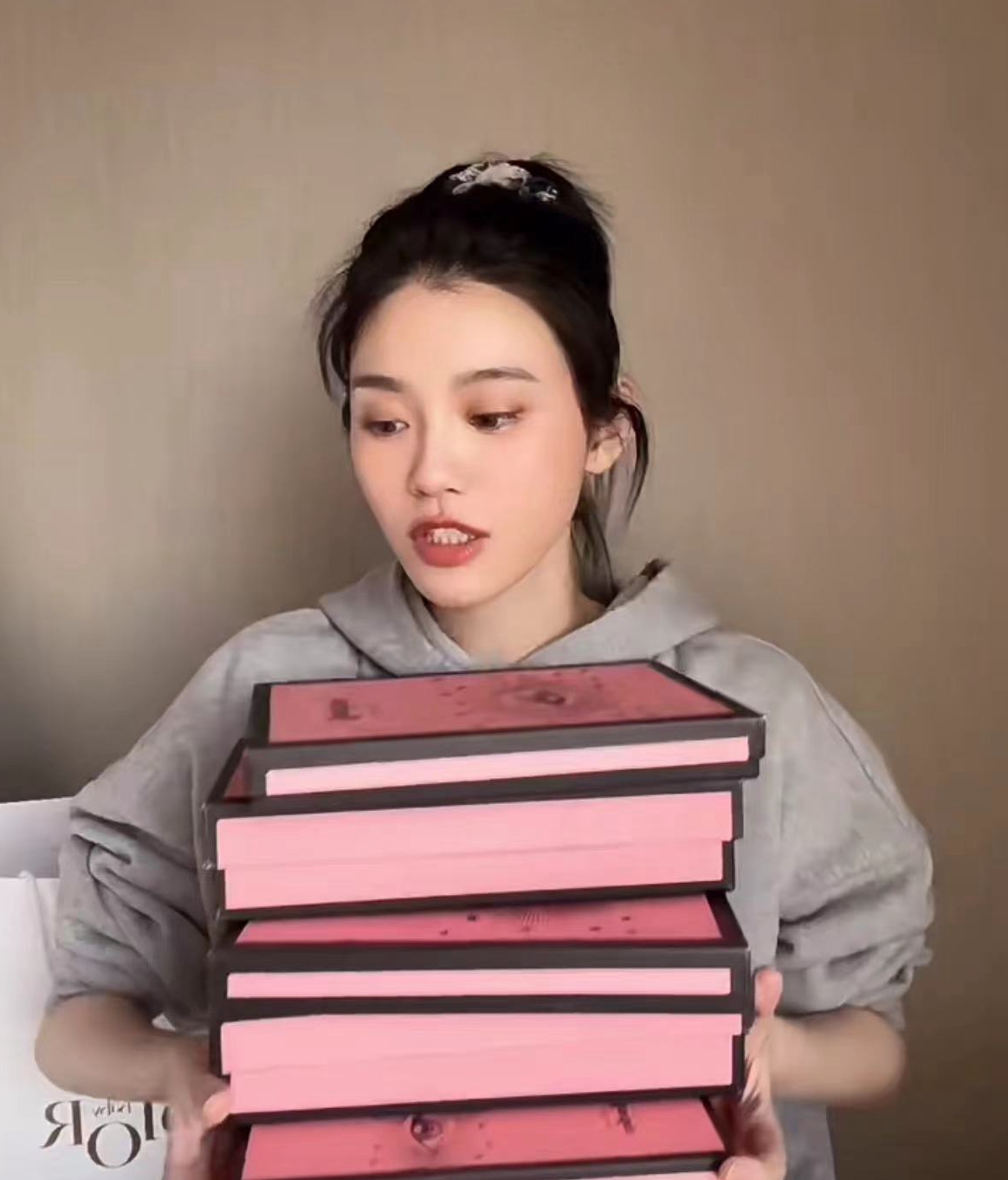 奚梦瑶1岁女儿背名牌包,奚梦瑶女儿庆生