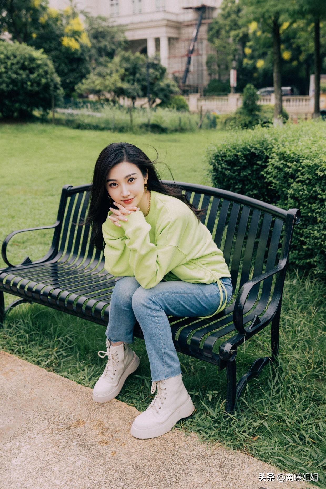 2019年穿卫衣最好看的5种搭配,又到了卫衣配鲨鱼裤的季节了