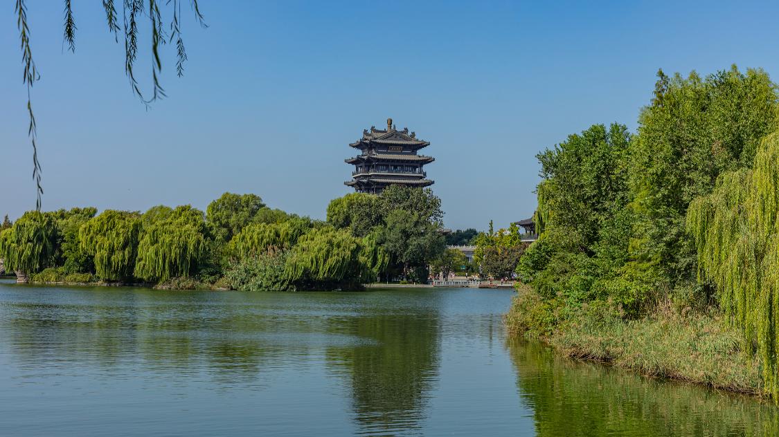 赵翼《西湖晤袁子才喜赠》：才可必传能有几，老犹得见未嫌迟