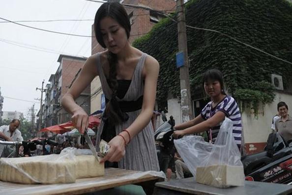 大学生摆摊卖什么东西吸引人,摆摊在学校边卖吃的又简单又好卖