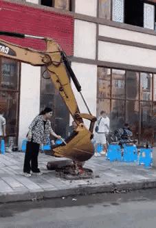 轻松一刻：这样的破电脑，收废品的竟然出价500块钱收，真是疯了