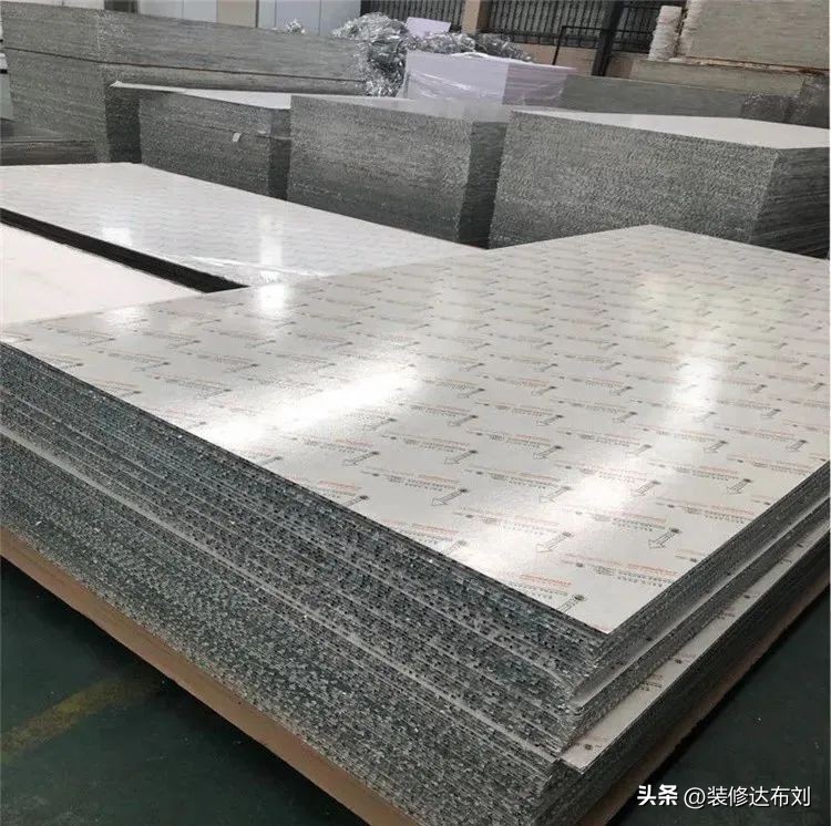 集成吊顶好还是蜂窝大板吊顶好,吊顶是蜂窝大板好还是铝扣板好